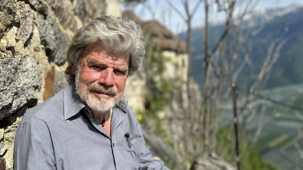 <p>Der Bergsteiger Reinhold Messner sitzt in der Nähe seines Schloss Juval in Südtirol, Italien.</p>