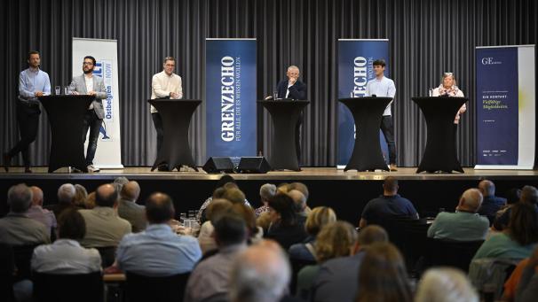 <p>Die beiden Moderatoren, GrenzEcho-Redakteur Carsten Lübke, GE-Chefredakteur Christian Schmitz sowie die vier Kandidaten Patrick Thevissen (Energie), Roger Franssen (Union), Yannick Heuschen (Ecolo) und Sonja Cloot (SPplus) - von links</p>