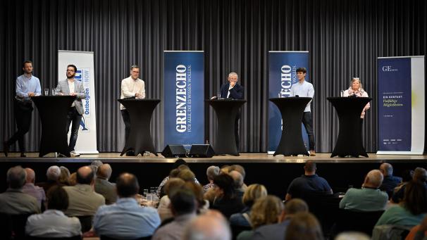 <p>Die vier Lontzener Spitzenkandidaten Patrick Thevissen, Roger Franssen, Yannick Heuschen und Sonja Cloot stellten sich am Montagabend im Haus Harna den Fragen der beiden GrenzEcho-Redakteure Carsten Lübke und Christian Schmitz.</p>