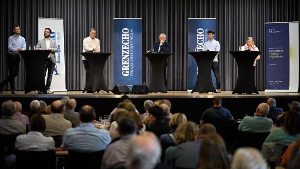 <p>Die vier Lontzener Spitzenkandidaten Patrick Thevissen, Roger Franssen, Yannick Heuschen und Sonja Cloot stellten sich am Montagabend im Haus Harna den Fragen der beiden GrenzEcho-Redakteure Carsten Lübke und Christian Schmitz.</p>