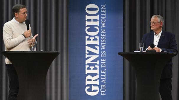 <p>Dieses Bild entstand bei der Wahldebatte in Lontzen: Es zeigt die Spitzenkandidaten Patrick Thevissen (Energie) und Roger Franssen (Union).</p>