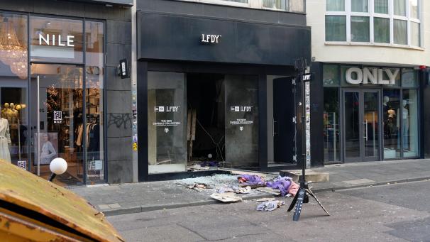 <p>Am frühen Mittwochmorgen hatte es in der Kölner Innenstadt erneut eine Explosion gegeben. Wie die Polizei berichtet, war es gegen 5 Uhr zu einer Detonation an einem Bekleidungsgeschäft in der Ehrenstraße gekommen.</p>