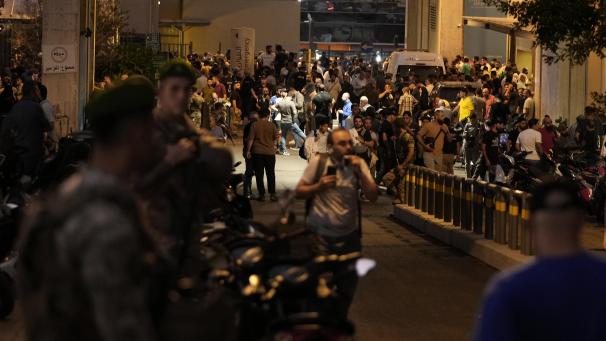 <p>Menschen versammeln sich vor dem Krankenhaus der Amerikanischen Universität in Beirut</p>