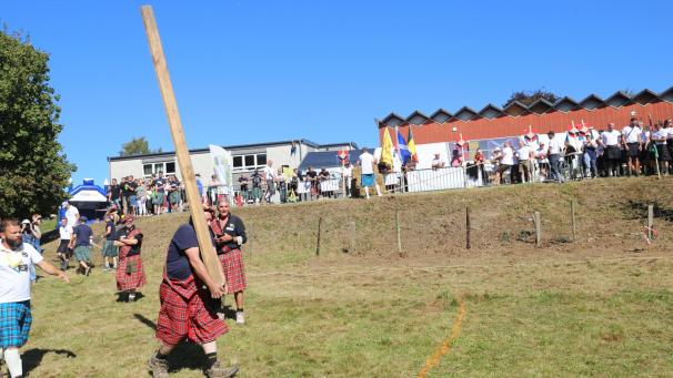 <p>Traditionell gekleidet in Kilt und Schottenmütze stellen sich die Teilnehmer den Kraft- und Geschicklichkeitsproben aus den Highlands.</p>