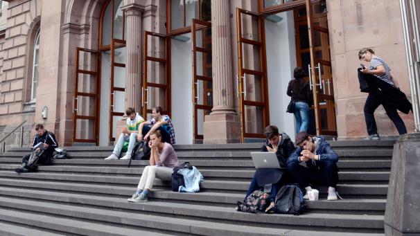 <p>Die RWTH Aachen bietet 173 verschiedene Studiengänge an. Das oft verlangte Grundschullehramt, mit dem Ziel, dem akuten Fachkräftemangel entgegenzuwirken, wird vorerst kein Teil dieses umfangreichen Angebots.</p>