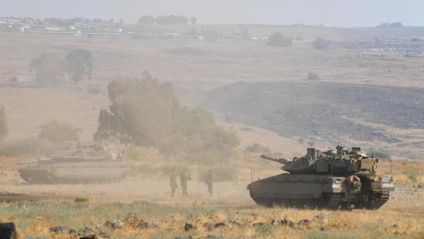 <p>Ein israelischer Panzer bezieht nahe der Grenze zu Libanon Stellung. Regelmäßig kommt es hier zu Raketen- oder Drohnenangriffen der Hisbollah-Miliz.</p>