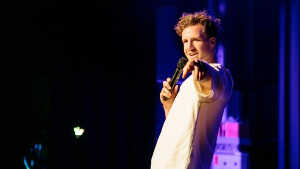 <p>Luke Mockridge bei seinem Auftritt in der Simm City in Wien</p>