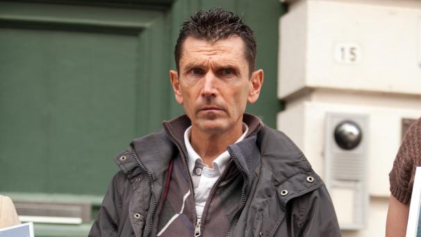 <p>Diese Aufnahmen aus dem Jahr 2011 zeigt Emmanuel Henckens bei einer Protestaktion von Missbrauchsopfern, die vor dem Erzbischöflichen Palast in Mechelen abgehalten wurde.</p>