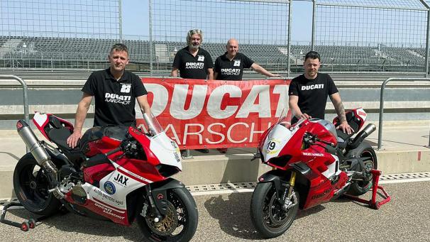 <p>Motorradfahrer Patrick Thoussaint (links) gibt mit 52 Jahren sein Renndebüt in Spa-Francorchamps.</p>