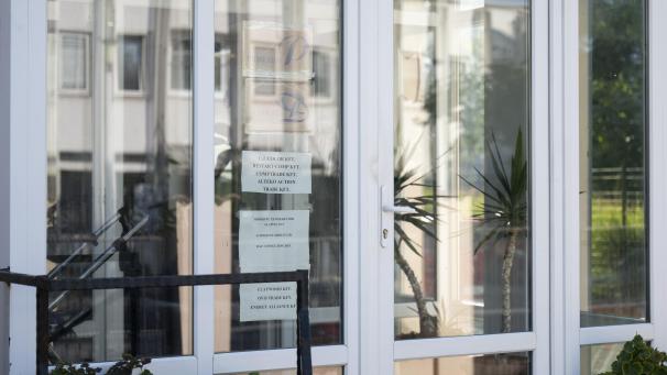 <p>Ein Schild mit den Namen mehrerer Unternehmen an der Tür eines Hauses, in dem ein ungarisches Unternehmen seinen Sitz hat, das die im Libanon und in Syrien explodierten Pager hergestellt haben soll. Bei der Explosion von zahlreichen Pagern der Hisbollah wurden in verschiedenen Gebieten des Libanon mehrere Menschen getötet und tausende weitere verletzt.</p>