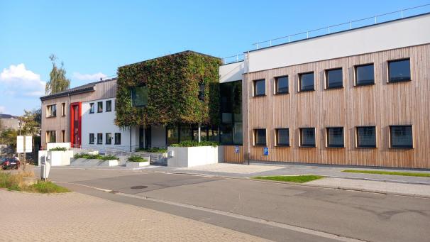 <p>Das Öffentliche Sozialhilfezentrum, die Haushaltskurse der Stadt Eupen und die Lebensmittelhilfe des Roten Kreuzes haben ihr neues Zuhause am Limburger Weg bezogen.</p>