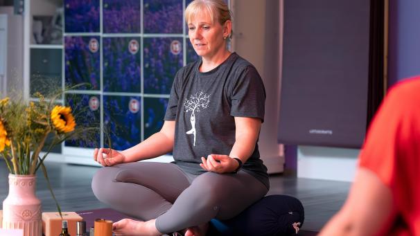 <p>Natalie Pirard-Neumann bei einem ihrer Kurse: Yoga hilft Körper, Geist und Seele ins Gleichgewicht zu bringen.</p>