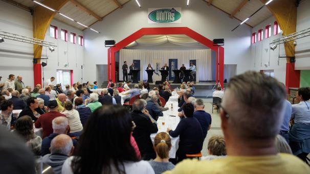 <p>Aufmerksam verfolgten die rund 300 Zuschauer die zweistündige Debatte, die ein breites Themenspektrum abdeckte.</p>