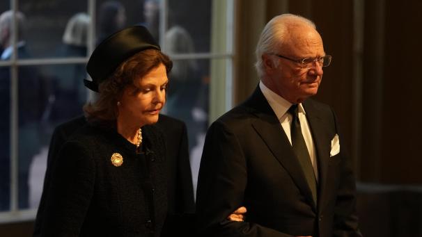 <p>König Carl XVI. Gustaf von Schweden und Königin Silvia von Schweden reisten zur Beisetzung von Charlotte de Toledo Sommerlath nach Kettenis. Hier ein Archivbild von der Beerdigung von Königin Elizabeth II 2022.</p>