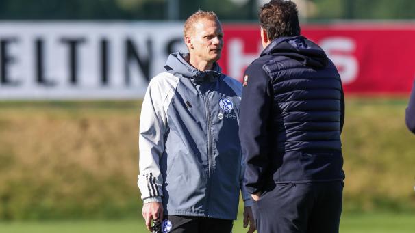 <p>Schalkes Cheftrainer Karel Geraerts (l) spricht mit Schalkes Sportdirektor Marc Wilmots. Beide müssen jetzt gehen.</p>