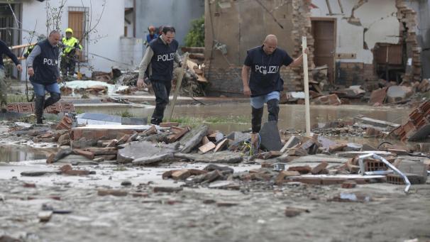 <p>Polizeibeamte bahnen sich einen Weg durch ein überschwemmtes Gebiet, nachdem es in der Region Emilia Romagna zu anhaltenden Regenfällen und Überschwemmungen gekommen ist.</p>