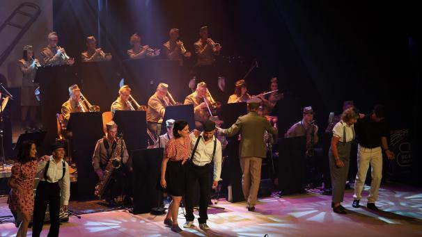 <p>Die Big Band wurde bei ihren Darbietungen teilweise von Gesang und Tanz begleitet.</p>