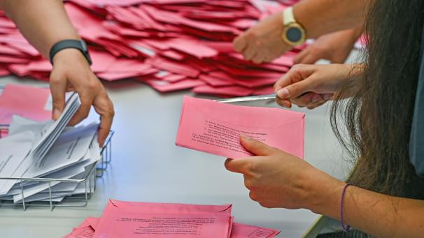 <p>Die Wahlbeteiligung liegt bei 73 bis 74 Prozent und damit deutlich höher als 2019.</p>
