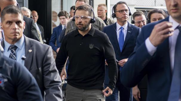 <p>Der ukrainische Präsident Wolodymyr Selenskyj (Mitte) besichtigt die Scranton Army Ammunition Plant in Scranton, Pennsylvania.</p>
