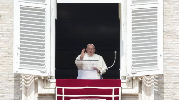 <p>Papst Franziskus winkt, während des Angelus-Mittagsgebets aus dem Fenster seines Studios mit Blick auf den Petersplatz.</p>