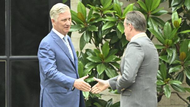 <p>König Philippe (l.) hat am Montagvormittag Formateur Bart De Wever im Königlichen Palast empfangen.</p>