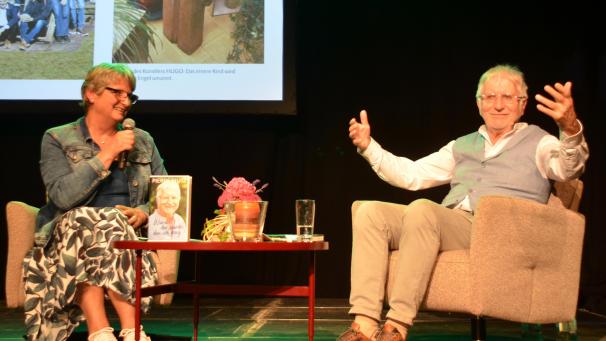 <p>Pierre Stutz (r.) im Gespräch mit Claudia Velz, Bildungsreferentin beim Landfrauenverband Ostbelgiens.</p>