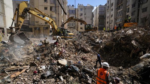 <p>Rettungskräfte setzen Bagger ein, um die Trümmer der israelischen Angriffe in Beirut zu beseitigen.</p>