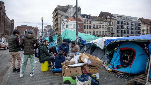<p>Im Februar 2023 erreichte die Asylkrise einen Höhepunkt, als Hunderte Migranten ihre Zelten vor dem Fedasil-Zentrum Petit Château in Brüssel aufschlugen.</p>