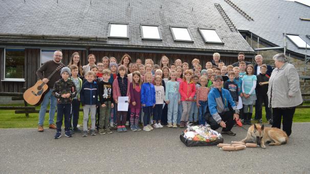 <p>Gruppenfoto mit Wanja und Familie Toussaint: Ohne das beherzte Eingreifen der Nachbarn wäre der Schaden deutlich größer gewesen. Der rechte Bereich des Daches wurde bereits neu eingedeckt.</p>