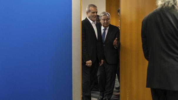 <p>Der Generalsekretär der Vereinten Nationen, Antonio Guterres, bittet den iranischen Präsidenten Masoud Pezeshkian, sich in ein Gästebuch am Sitz der Vereinten Nationen in New York einzutragen.</p>