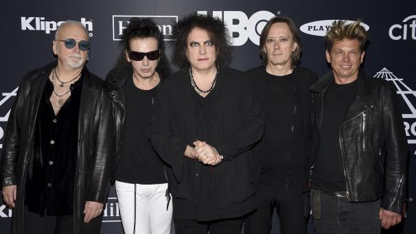 <p>Reeves Gabrels (l-r), Simon Gallup, Robert Smith, Roger O'Donnell und Jason Cooper von The Cure</p>