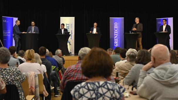 <p>GrenzEcho-Lokalredakteur Martin Klever und GE-Chefredakteur Christian Schmitz führten durch die Wahldebatte in Raeren. Die Spitzenkandidaten Mario Pitz (CSL), Erwin Güsting (Mit Uns), Guido Deutz (Ecolo) und Martin Peters (SPplus) lieferten sich einen Schlagabtausch (v.l.).</p>