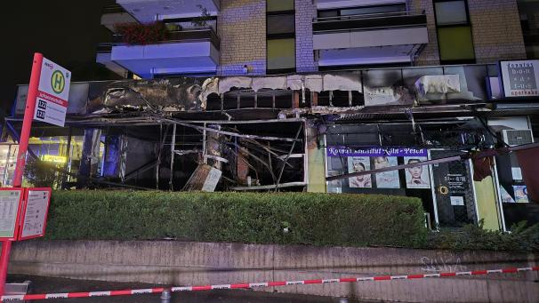 <p>Nach einer Explosion ist ein Café im Erdgeschoss eines Mehrfamilienhauses in Köln vollständig ausgebrannt.</p>
