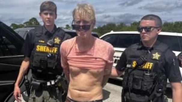 <p>Auf diesem am 16.09.2024 vom Sheriffbüro von Martin County veröffentlichten Bild verhaften Polizeibeamte Ryan Wesley Routh. Gut eine Woche nach dem mutmaßlichen Anschlagsversuch auf Donald Trump ist der Hauptverdächtige offiziell wegen der versuchten Ermordung eines Präsidentschaftskandidaten angeklagt worden.</p>