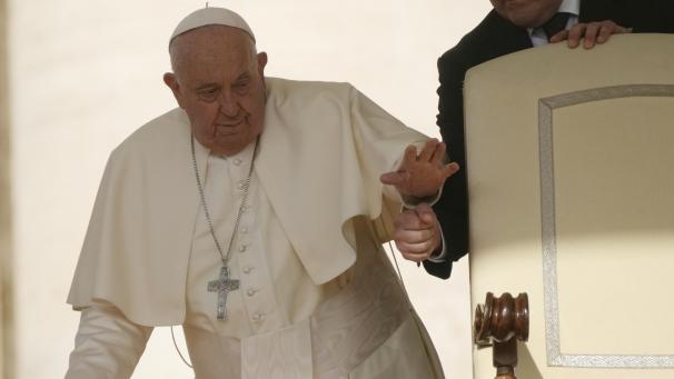 <p>Papst Franziskus trifft bei seiner wöchentlichen Generalaudienz auf dem Petersplatz im Vatikan ein.</p>