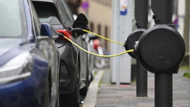 <p>Elektroautos an neuartigen E-Ladesäulen</p>