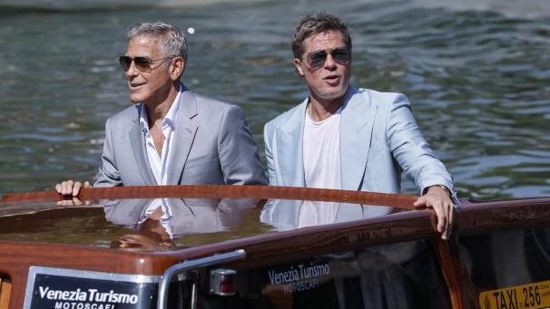 <p>George Clooney (l) und Brad Pitt kommen zur Pressekonferenz des Films „Wolfs“ während der 81. Ausgabe der Filmfestspiele von Venedig.</p>