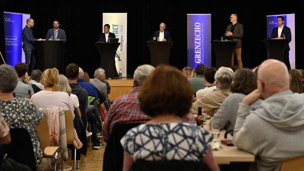 <p>GrenzEcho-Lokalredakteur Martin Klever und GE-Chefredakteur Christian Schmitz führten durch die Wahldebatte in Raeren. Die Spitzenkandidaten Mario Pitz (CSL), Erwin Güsting (Mit Uns), Guido Deutz (Ecolo) und Martin Peters (SPplus) lieferten sich einen kurzweiligen Schlagabtausch (v.l.).</p>