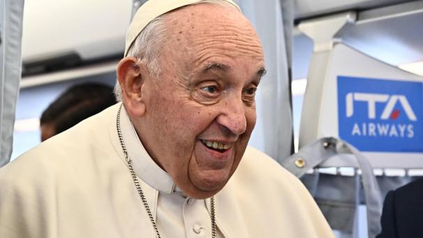 <p>Papst Franziskus fliegt mit der italienischen Gesellschaft ITA Airways, wenn er ins Ausland verreist. Die Fiugnummer ist immer dieselbe: AZ4000.</p>