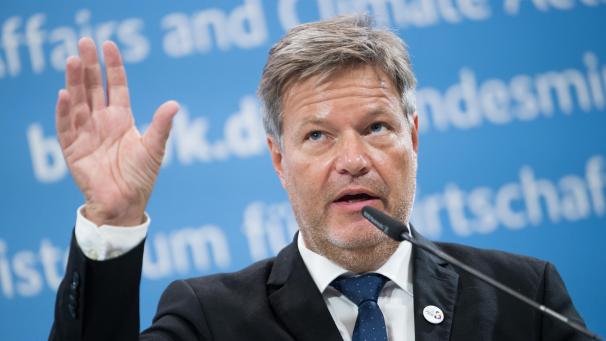 <p>Robert Habeck (Bündnis 90/Die Grünen), der deutsche Bundesminister für Wirtschaft und Klimaschutz, während eines Statements zur einer Wirtschaftskonferenz</p>