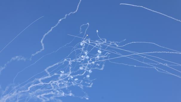 <p>Rauchspuren sind zu sehen, als ein israelisches Raketenabwehrsystem aus dem Libanon abgefeuerte Raketen abfängt, gesehen von Safed, Nordisrael.</p>
