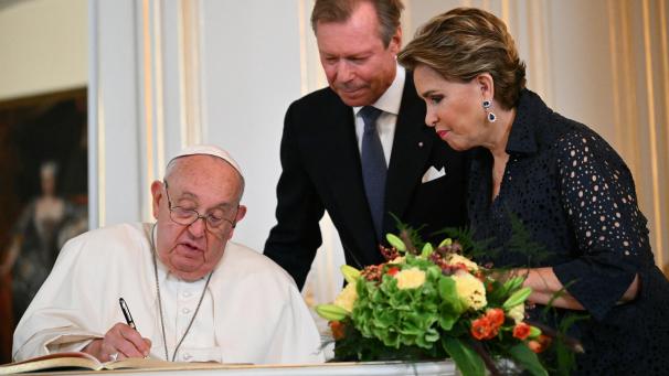 <p>Im Beisein von Großherzog Henri und Großherzogin Maria Teresa trägt sich der Papst ins Goldene Buch ein.</p>