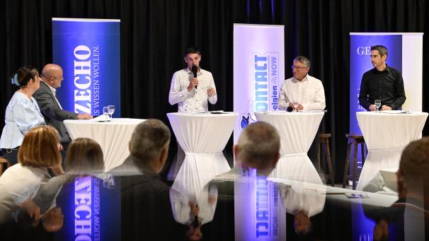 <p>Die Protagonisten bei der Wahldebatte in Deidenberg auf einen Blick: Die Moderatoren Petra Förster und André Goebels sowie die drei Kandidaten der Ameler Liste „Gemeindeinteressen“ Patrick Heyen, Erik Wiesemes und Frédéric Arens (v.l.)</p>
