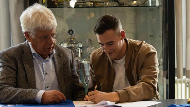 <p>Seit dieser Saison streift sich Nick Braun (rechts, bei der Vertragsunterschrift) das Trikot der Limburg Lions über.</p>