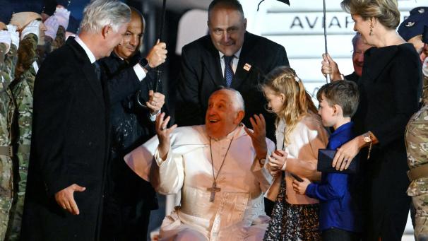 <p>Munter und gut gelaunt gab sich Papst Franziskus, als er von König Philippe und Königin Mathilde begrüßt wurde.</p>