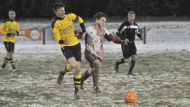 <p>Sechseinhalb Jahre ist das letzte Derby zwischen Bütgenbach und Oudler her (hier FCB-Kapitän Raphaël Meyer im Laufduell mit Namensvetter David). Ziemlich sicher findet das Wiedersehen heute ohne Schnee statt...</p>