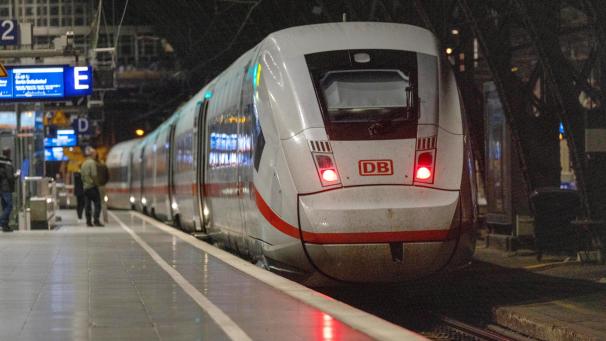 <p>Ein ICE steht am Bahnsteig im Kölner Hauptbahnhof. In der Nacht zu Samstag wird er für den Zugverkehr gesperrt.</p>