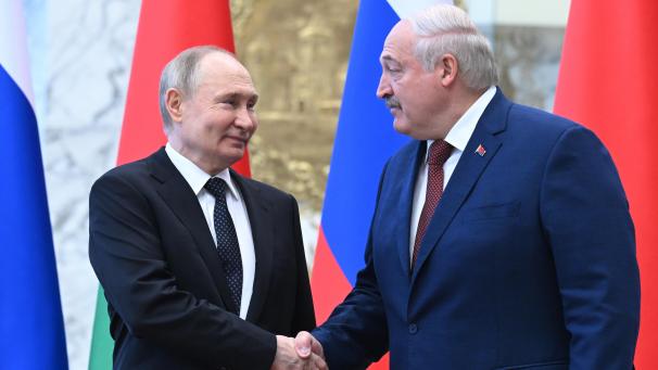 <p>Auf diesem von der staatlichen russischen Nachrichtenagentur Sputnik via AP veröffentlichten Foto geben sich der russische Präsident Wladimir Putin (l) und der belarussische Präsident Alexander Lukaschenko sich während einer Begrüßungszeremonie im Palast der Unabhängigkeit die Hand im Mai.</p>