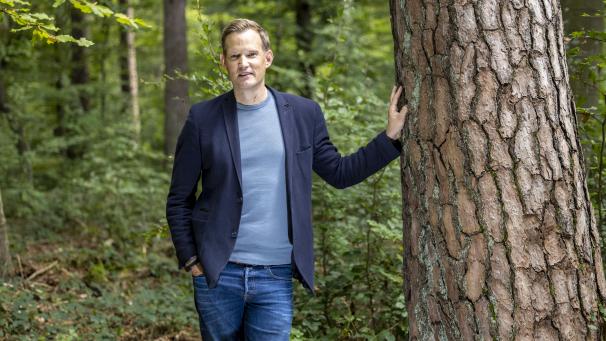 <p>Der Bonner Virologe Hendrik Streeck bei einem Spaziergang durch den Kottenforst.</p>