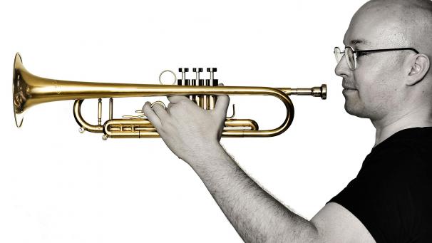 <p>Im Alter von elf Jahren griff Julien Theodor an der Musikschule von Malmedy beim Unterricht mit Roland Lodomez erstmals zur Trompete (Kornett) und sollte sie danach fast nie mehr zur Seite legen.</p>